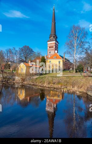 Cattedrale di Vasteras vista dietro il fiume Svartan, Svezia Foto Stock