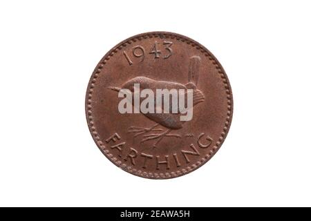 Vecchio pre decimale 1943 George VI moneta da farthing dell'Inghilterra Regno Unito Inverti Wren tagliato e isolato Foto Stock