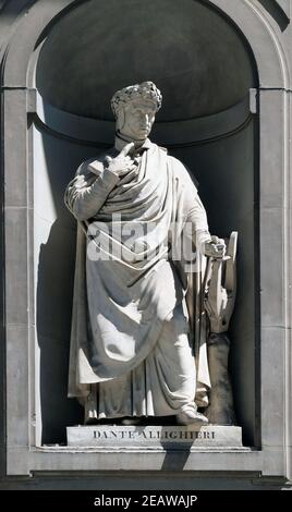 Dante Alighieri nelle nicchie del colonnato degli Uffizi a Firenze, Italia Foto Stock