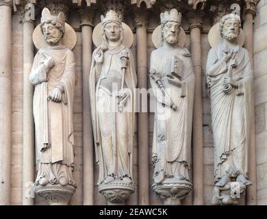 Il re e la regina di Saba, re Salomone e San Pietro, portale di Sant'Anna, la cattedrale di Notre Dame di Parigi, Sito Patrimonio Mondiale dell'UNESCO a Parigi, Francia Foto Stock