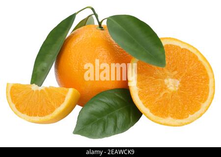Arancio frutta arance fette di foglie di vegano isolato su bianco Foto Stock