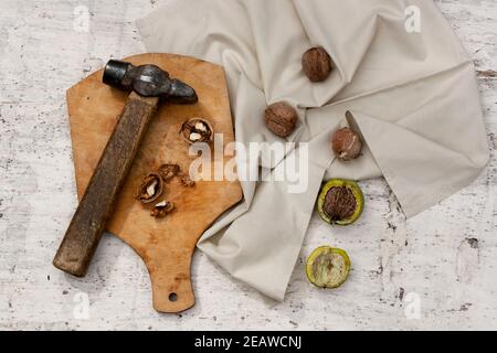 modo di crack noce con vecchio stile hummer rustico still life Foto Stock