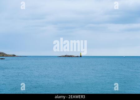 Roscoff, Francia - 28 agosto 2019: Enez Pigued è una piccola isola al largo della costa di Roscoff sulla costa settentrionale di Finistere in Bretagna Foto Stock