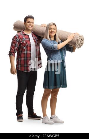 Giovane uomo e donna che portano un tappeto isolato su bianco sfondo Foto Stock