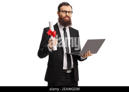 L'uomo sopportato in un vestito che tiene un diploma di laurea e. un computer portatile isolato su sfondo bianco Foto Stock