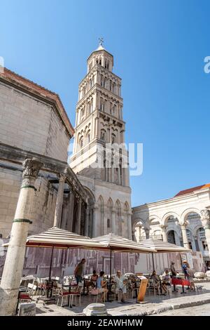 Vista verso l'alto del campanile della Cattedrale di San Domnio nel Palazzo di Diocleziano a Spalato Croazia Foto Stock