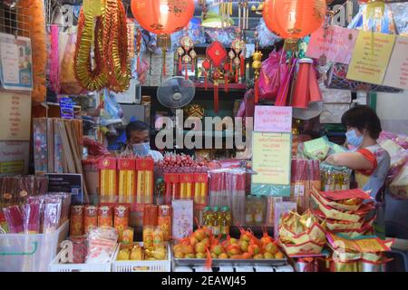 I venditori in attesa di clienti prima del capodanno cinese a Chinatown. L'Amministrazione Metropolitana di Bangkok ha annullato le celebrazioni annuali per il capodanno cinese a Chinatown per le preoccupazioni legate alla pandemia del Covid-19. Foto Stock