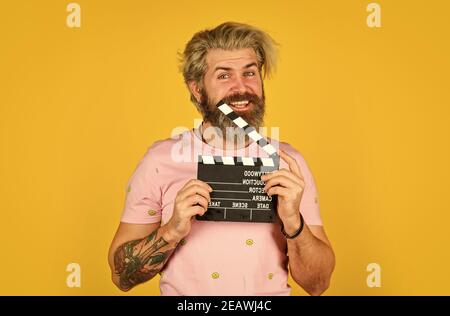 ama il suo lavoro, il tempo del cinema. Concetto di regista cinematografico. Cattura la sensazione. Attore professionista pronto per Shoot. Pronto per filmare nuova scena. Uomo con clapper cinematografico. Ragazzo bearded con clapperboard per la produzione di film. Foto Stock