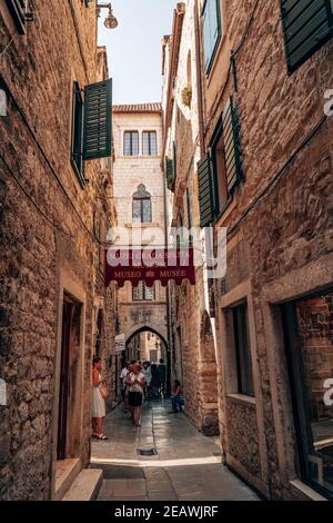 Split, Croazia - 14 agosto 2020: Vista sulla strada all'interno del Palazzo di Diocleziano città vecchia Foto Stock