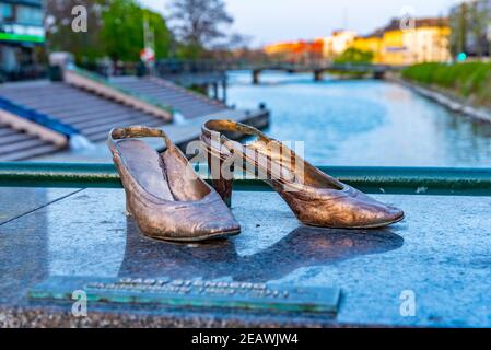 Scultura di una scarpa su un ponte su Sodra Forstad Canale in Malmo Foto Stock