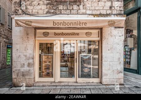 Split, Croazia - 14 agosto 2020: Facciata di negozio di caramelle bonbonniere nel centro della città Foto Stock