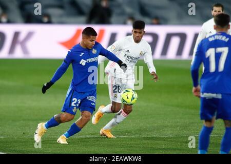 Cucho Hernandez di Getafe e Marvin Park del Real Madrid in azione durante la partita di calcio del campionato spagnolo la Liga tra Real Madrid e Getafe CF il 9 febbraio 2021 a Ciudad Deportiva Real Madrid a Valdebebas, nei pressi di Madrid, Spagna - Foto Oscar J Barroso / Spagna DPPI / DPPI / LiveMedia Foto Stock