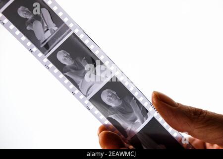 Una striscia di pellicola nera e bianca negativa da 35 mm Foto Stock