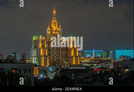 Notte di Mosca. Alto edificio in piazza Kudrinskaya vicino alla stazione della metropolitana Barrikadnaya. Architettura del tempo sovietico Foto Stock