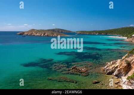 Sabbia bianca e acque tropicali nella famosa spiaggia di Tuerredda, in Sardegna Foto Stock