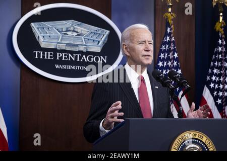 Arlington, Stati Uniti. 10 Feb 2021. Il presidente Joe Biden consegna le sue osservazioni al personale del Dipartimento della Difesa del Pentagono di Arlington, Virginia, mercoledì 10 febbraio 2021. Foto di Michael Reynolds/UPI Credit: UPI/Alamy Live News Foto Stock