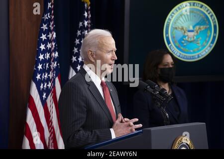 Arlington, Stati Uniti. 10 Feb 2021. Il presidente Joe Biden consegna le sue osservazioni al personale del Dipartimento della Difesa del Pentagono di Arlington, Virginia, mercoledì 10 febbraio 2021. Foto di Michael Reynolds/UPI Credit: UPI/Alamy Live News Foto Stock