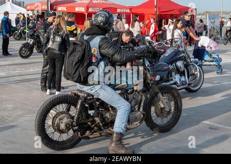 Kazan, Russia-26 settembre 2020: Biker su una moto d'epoca con sbucciatura di vernice e macchie di ruggine in occasione di una riunione motociclista. Foto Stock