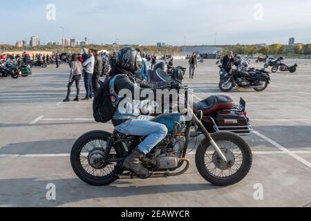 Kazan, Russia-26 settembre 2020: Biker su una moto d'epoca con sbucciatura di vernice e macchie di ruggine in occasione di una riunione motociclista. Foto Stock