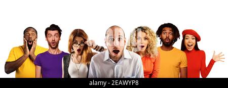 Le persone con espressioni stupite, sorprese e felici sono sconvolte per la nuova rivelazione . Isolato su sfondo bianco Foto Stock