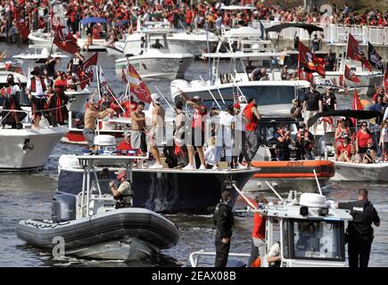 Tampa, Stati Uniti. 10 Feb 2021. Una flottiglia di giocatori e fan di Tampa Bay Buccaneers festeggia la loro vittoria sui Kansas City Chiefs in Super Bowl LV durante una sfilata in barca lungo il fiume Hillsborough a Tampa, Florida, mercoledì 10 febbraio 2021. Foto di Steve Nesius/UPI Credit: UPI/Alamy Live News Foto Stock