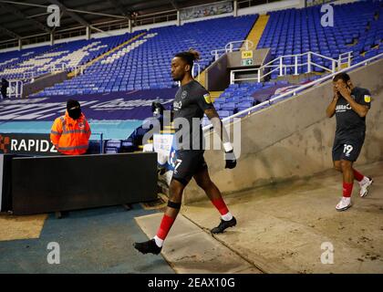 Madejski Stadium, Reading, Berkshire, Regno Unito. 10 Feb 2021. Campionato inglese di calcio della Lega Calcio, Reading Versus Brentford; Ivan Toney di Brentford che cammina verso il campo dal tunnel Away prima di iniziare Credit: Action Plus Sports/Alamy Live News Foto Stock