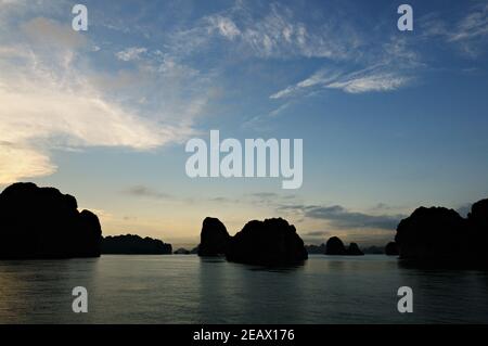 Tramonto e cielo blu a Bai Tu Long, ha Long Bay, Vietnam Foto Stock