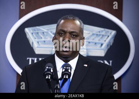 Il Segretario DELLA Difesa DEGLI STATI UNITI Lloyd Austin consegna le sue osservazioni al personale del Dipartimento della Difesa, al Pentagono di Arlington, Virginia, USA, 10 febbraio 2021. Foto Stock