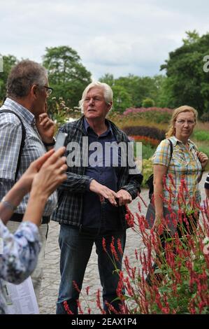 HAMM, GERMANIA - 15 AGOSTO 2015: Il progettista olandese di giardini Piet Oudolf conduce un'escursione sulle sue piantagioni in uno stile perenne prato a Maximilianpark Foto Stock