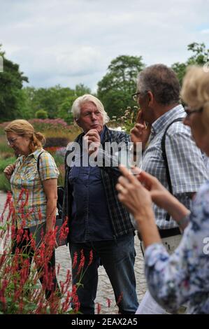 HAMM, GERMANIA - 15 AGOSTO 2015: Il progettista olandese di giardini Piet Oudolf conduce un'escursione sulle sue piantagioni in uno stile perenne prato a Maximilianpark Foto Stock