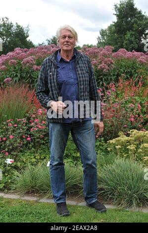 HAMM, GERMANIA - 15 AGOSTO 2015: Il progettista olandese di giardini Piet Oudolf nel suo giardino perenne in stile prato nel parco pubblico Maximilianpark Foto Stock