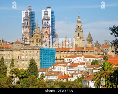 Vista della Cattedrale di Santiago de Compostela e del Palazzo Raxoi dal Parco Alameda durante i restauri nel 2014 - Galizia, Spagna Foto Stock