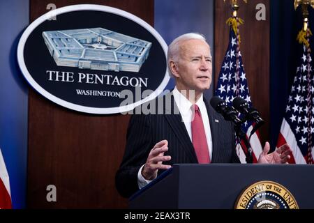 Arlington, Virginia, Stati Uniti. 10 Feb 2021. IL presidente DEGLI STATI UNITI Joe Biden consegna osservazioni al Dipartimento della Difesa, al Pentagono ad Arlington, Virginia, USA, 10 febbraio 2021.Credit: Michael Reynolds/Pool via CNP | Usage Worldwide Credit: dpa/Alamy Live News Foto Stock