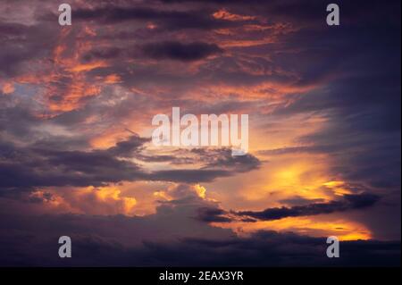 Cielo drammatico al tramonto dopo un temporale grave. Foto Stock