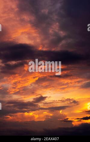 Cielo drammatico al tramonto dopo un temporale grave. Foto Stock