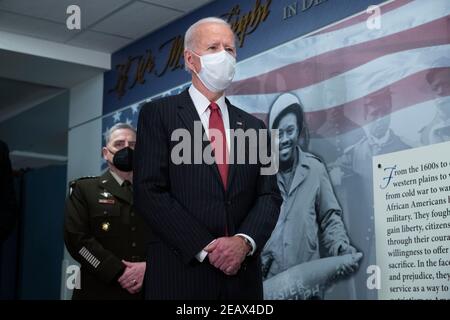 Arlington, Virginia, Stati Uniti. 10 Feb 2021. IL presidente DEGLI STATI UNITI Joe Biden tours the African Americans in Service Corridor at the Pentagon in Arlington, Virginia, USA, 10 Febbraio 2021.Credit: Michael Reynolds/Pool via CNP | Usage Worldwide Credit: dpa/Alamy Live News Foto Stock