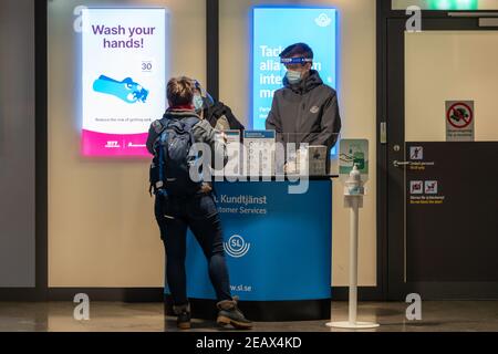 Stoccolma, Svezia. 10 Feb 2021. Un membro dello staff che indossa una maschera facciale e uno scudo risponde alle domande dei passeggeri presso una stazione della metropolitana di Stoccolma, Svezia, il 10 febbraio 2021. Il numero di casi confermati di coronavirus in Svezia è stato superiore a 600,000 mercoledì, ha dichiarato l'Agenzia per la sanità pubblica del paese. Nel frattempo, il paese continua a combattere il nuovo, più contagioso ceppo COVID-19. Credit: Wei Xuechao/Xinhua/Alamy Live News Foto Stock