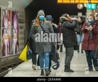 Stoccolma, Svezia. 10 Feb 2021. I passeggeri sono visti sulla piattaforma di una stazione della metropolitana a Stoccolma, Svezia, il 10 febbraio 2021. Il numero di casi confermati di coronavirus in Svezia è stato superiore a 600,000 mercoledì, ha dichiarato l'Agenzia per la sanità pubblica del paese. Nel frattempo, il paese continua a combattere il nuovo, più contagioso ceppo COVID-19. Credit: Wei Xuechao/Xinhua/Alamy Live News Foto Stock