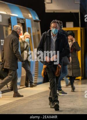 Stoccolma, Svezia. 10 Feb 2021. I passeggeri scenderanno da un treno della metropolitana a Stoccolma, Svezia, il 10 febbraio 2021. Il numero di casi confermati di coronavirus in Svezia è stato superiore a 600,000 mercoledì, ha dichiarato l'Agenzia per la sanità pubblica del paese. Nel frattempo, il paese continua a combattere il nuovo, più contagioso ceppo COVID-19. Credit: Wei Xuechao/Xinhua/Alamy Live News Foto Stock