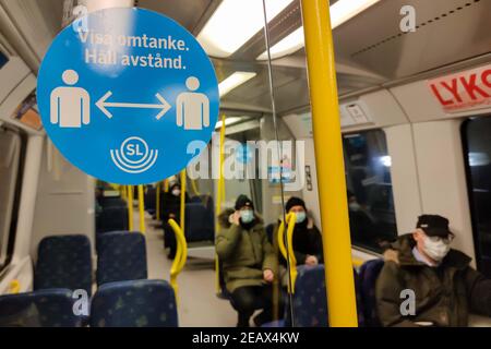 Stoccolma, Svezia. 10 Feb 2021. Un segno blu che ricorda alle persone di mantenere una distanza è visto in un treno della metropolitana a Stoccolma, Svezia, il 10 febbraio 2021. Il numero di casi confermati di coronavirus in Svezia è stato superiore a 600,000 mercoledì, ha dichiarato l'Agenzia per la sanità pubblica del paese. Nel frattempo, il paese continua a combattere il nuovo, più contagioso ceppo COVID-19. Credit: Wei Xuechao/Xinhua/Alamy Live News Foto Stock