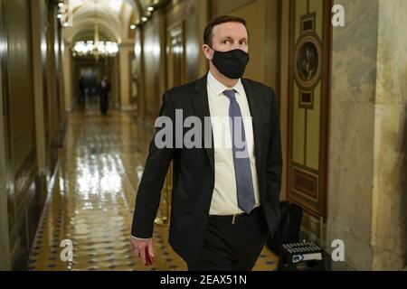 Washington, Stati Uniti. 10 Feb 2021. Il senatore Chris Murphy (D-CT) cammina durante una pausa nel processo di impeachment dell'ex presidente degli Stati Uniti Donald Trump, con l'accusa di incitare l'attacco mortale al Campidoglio degli Stati Uniti, su Capitol Hill a Washington, DC mercoledì 10 febbraio 2021. Foto in piscina di Joshua Roberts/UPI Credit: UPI/Alamy Live News Foto Stock