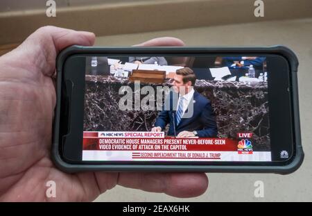 Secondo processo di impeachment di Trump visto sullo smartphone Foto Stock