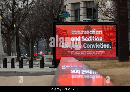 Washington, DC, USA, 10 febbraio 2021. Nella foto: Una pubblicità mobile appena fuori dal Capitol Grounds (all'incrocio tra la 3rd Street e la Pennsylvania Avenue NW) ha invitato i senatori a condannare Trump il secondo giorno del suo processo per l'incitamento all'insurrezione. Credit: Alison C Bailey/Alamy Live News Foto Stock