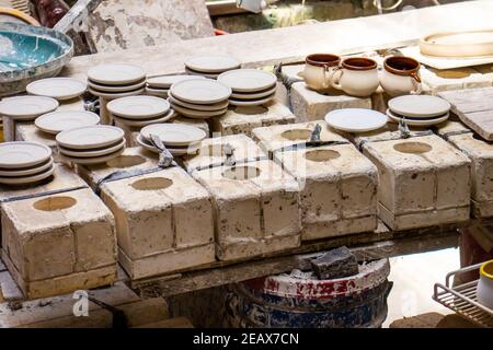 Tecnica di stampaggio ad iniezione di argilla in una fabbrica di ceramica tradizionale a. La piccola città di Raquira in Colombia Foto Stock
