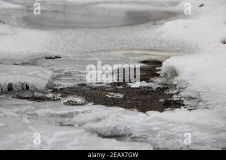 Zona fusa, in ruscello innevato Foto Stock