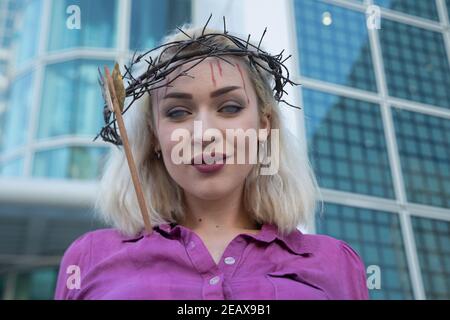 Un partecipante cosplays Sabrina Spellman, in camicia viola e gonna in pelle al Convention Center, LA Comic con 2019 Foto Stock