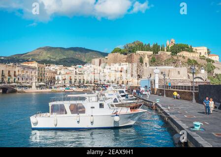 Porto di Marina corta, Lipari, Isola di Lipari, Isole Eolie, Sicilia, Italia Foto Stock