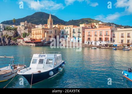 Porto di Marina corta, Lipari, Isola di Lipari, Isole Eolie, Sicilia, Italia Foto Stock