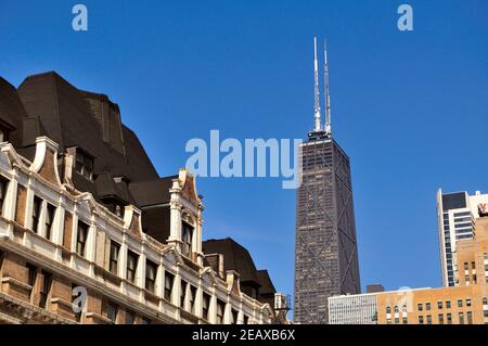 Chicago, Illinois, Stati Uniti. Il ben visibile John Hancock Building a 100 piani sorge in contrasto con altre architetture vicine al lato nord. Foto Stock