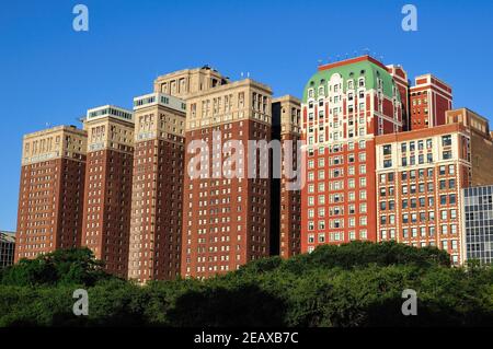 Chicago, Illinois, Stati Uniti. Il Chicago Hilton Hotel and Towers con lavori di costruzione completati nel 1927. Foto Stock